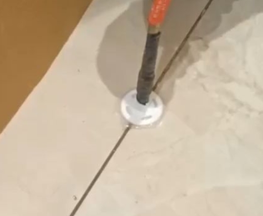 运河瓷砖空鼓维修公司专业解答瓷砖在铺贴过程中，如果没有涂抹均匀到位的粘结材料（如水泥砂浆或瓷砖胶），可能会导致以下问题