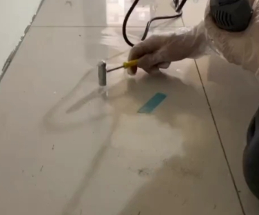 运河瓷砖开裂维修公司专业分享瓷砖在铺贴前如果没有沥干水分，将会导致以下问题